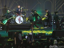 Aksi Comeback Tria Bareng The Changcuters di Synchronize Fest Aksi Comeback Tria Bareng The Changcuters di Synchronize Fest