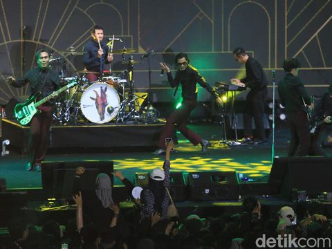 Tria vokalis yang paling energik balik lagi bareng The Changcuters. Dia hadir lagi saat The Changcuters main di Synchronize Fest, Sabtu (5/10/2024).