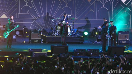 Tria vokalis yang paling energik balik lagi bareng The Changcuters. Dia hadir lagi saat The Changcuters main di Synchronize Fest, Sabtu (5/10/2024).