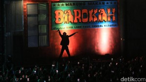 Pada Agustus 2024, Tria sempat jatuh pingsan di panggung. Karena itu dia vakum dan digantikan oleh gitarisnya, Qibil.
