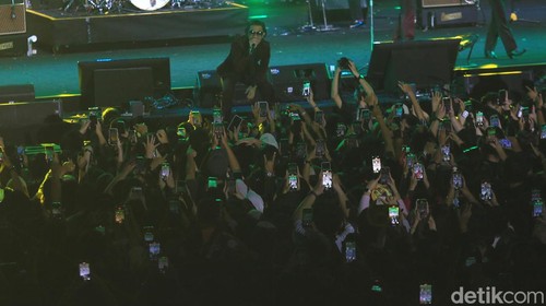 Tria vokalis yang paling energik balik lagi bareng The Changcuters. Dia hadir lagi saat The Changcuters main di Synchronize Fest, Sabtu (5/10/2024).