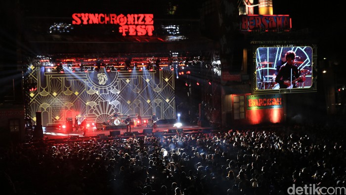 Tria vokalis yang paling energik balik lagi bareng The Changcuters. Dia hadir lagi saat The Changcuters main di Synchronize Fest, Sabtu (5/10/2024).