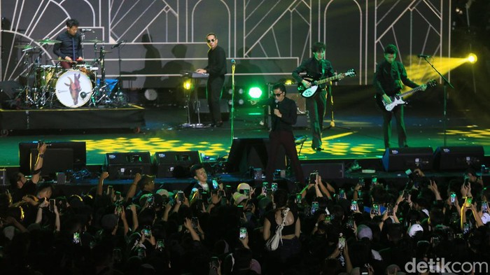 Tria vokalis yang paling energik balik lagi bareng The Changcuters. Dia hadir lagi saat The Changcuters main di Synchronize Fest, Sabtu (5/10/2024).
