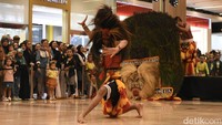 Pertunjukan ini menampilkan Singo Barong yang melambangkan kekuatan dan keagungan, dengan gerakan dinamis yang diiringi musik gamelan khas Ponorogo. 