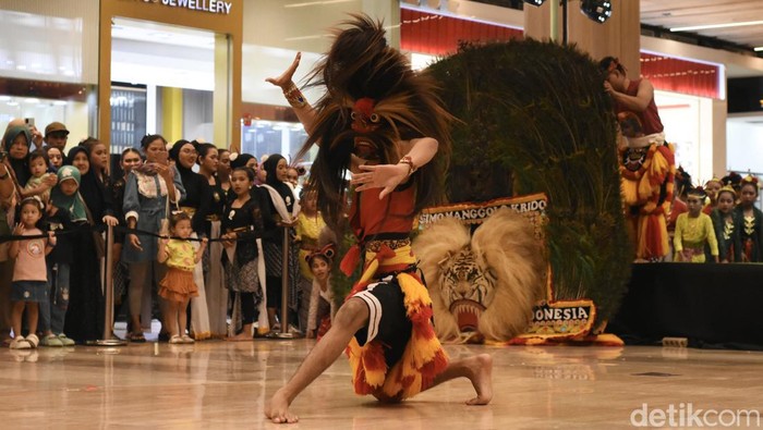 Reog Ponorogo Singo Manggolo Yudho memukau penonton di Pesona Eksotik Jawa yang diadakan di The Park Pejaten. Pertunjukan ini disambut antusias oleh penonton.