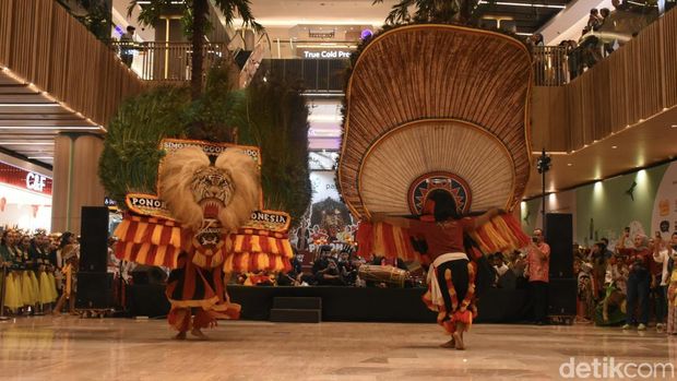 Reog Ponorogo Singo Manggolo Yudho memukau penonton di Pesona Eksotik Jawa yang diadakan di The Park Pejaten. Pertunjukan ini disambut antusias oleh penonton.