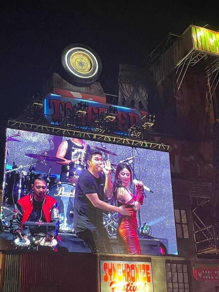 Aldi Taher dan Dewi Perssik di Synchronize Fest 2024.