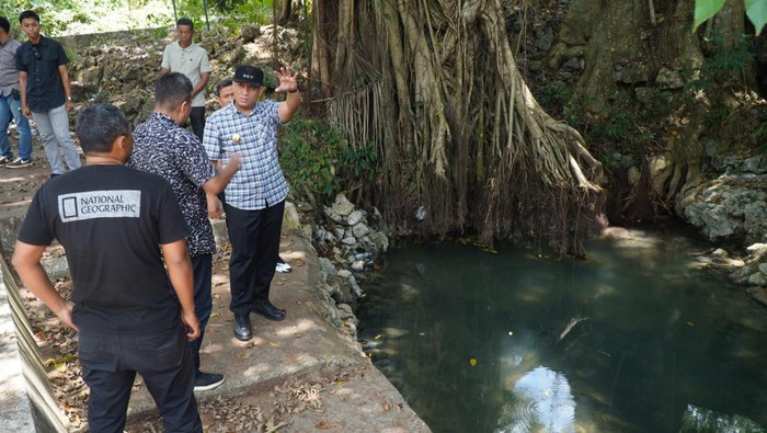 Penjabat (Pj) Bupati Bone Andi Winarno Eka Putera saat meninjau sumber mata air PDAM.