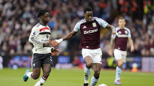 Manchester Uniteds Kobbie Mainoo (left) and Aston Villas Jhon Duran battle for the ball during the Premier League match at Villa Park, Birmingham. Picture date: Sunday October 6, 2024. (Photo by Nick Potts/PA Images via Getty Images)