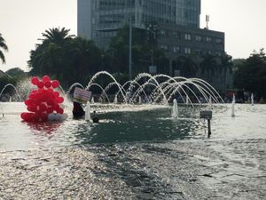 Bawa Balon Merah Putih-Spanduk, Pria Ini Ceburkan Diri ke Kolam Bundaran HI