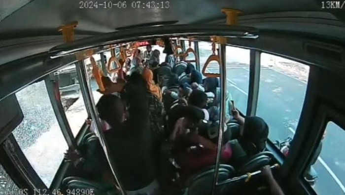 Bus Trans Jatim dilempar batu orang tak dikenal