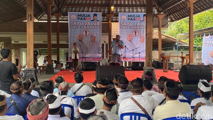 Cagub Bali nomor urut 1, I Made Muliawan Arya alias De Gadjah, berkampanye di Karangasem, Minggu (6/10/2024). (Selamat Juniasa/detikBali)