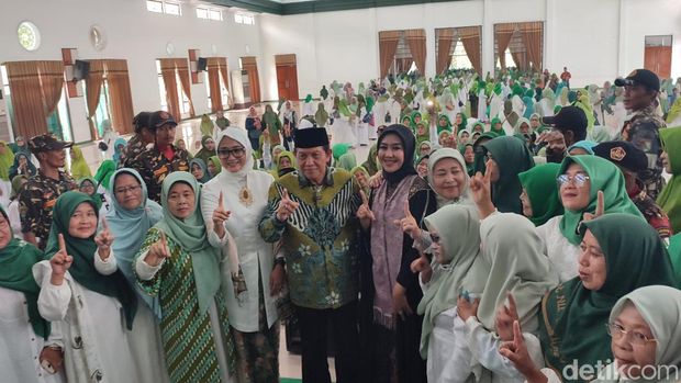 Cagub dan Cawagub Jabar nomor urut 1 Acep Adang dan Gita KDI berfoto bersama Muslimat NU Ciamis.