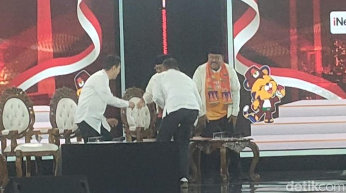 Cagub Jakarta nomor urut 2 Dharma Pongrekun salaman dengan Cagub Jakarta nomor urut 3 Pramono Anung. (Dwi/detikcoom).