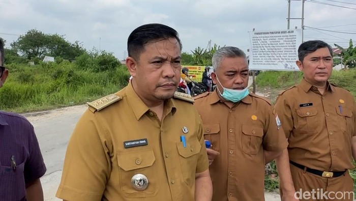 Camat Alang-alang Lebar Sariyansyah Ismail mengecek lokasi polemik jalan Sukasari Palembang