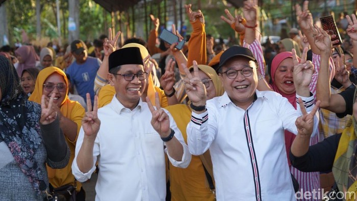 Cawabup Soppeng Selle Ks Dalle (kiri) bersama Supriansa (kanan) berfoto dengan Relawan Sahabat Super.