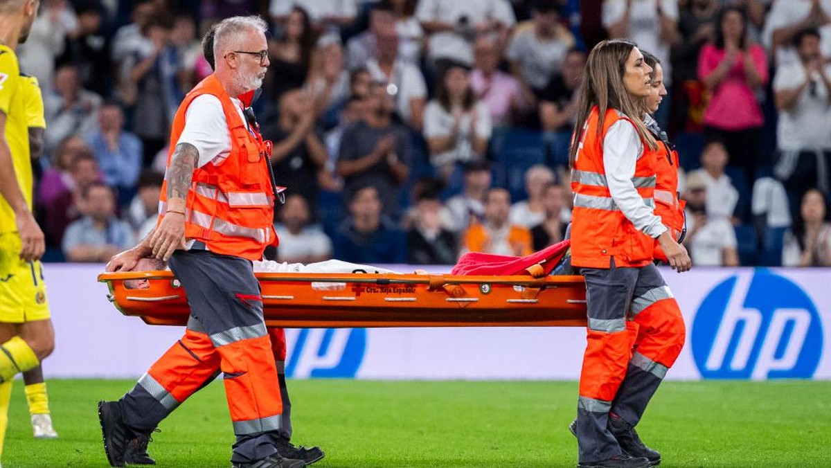 Dani Carvajal ditandu keluar lapangan dari laga Real Madrid vs Villarreal akibat cedera lutut. (Foto: Alberto Gardin/NurPhoto via Getty Images)