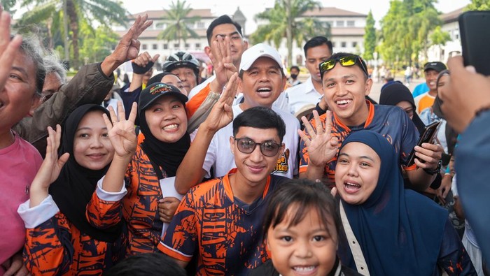 Dedi Mulyadi berfoto dengan warga di depan Gedung Sate, Kota Bandung