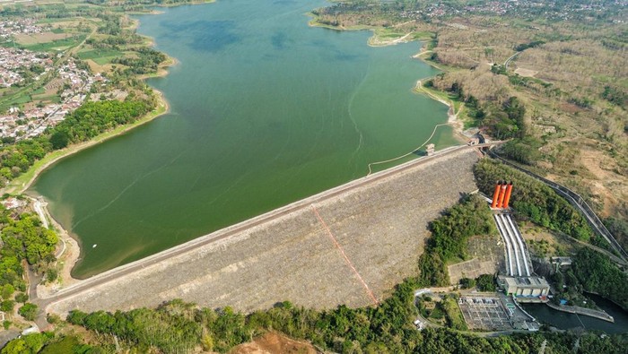 Foto Udara Waduk Karangkates untuk Pengembangan PLTS Terapung Foto udara PLTA Sutami di Waduk Karangkates, Kabupaten Malang, Jawa Timur, Minggu (6/10/2024). PLN Nusantara Power (PLN NP) melalui anak usahanya PLN Nusantara Renewables (PLN NR) mengoptimalkan Waduk Karangkates untuk mengembangkan Pembangkit Listrik Tenaga Surya (PLTS) Terapung berkapasitas 100 MWac guna mendukung percepatan transisi energi dan peningkatan kapasitas energi bersih di Indonesia. ANTARA FOTO/Irfan Sumanjaya/aww.