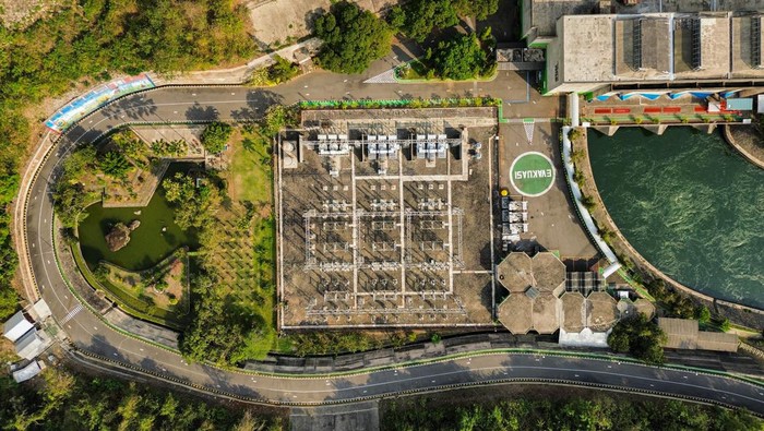 Foto udara PLTA Sutami di Waduk Karangkates, Kabupaten Malang, Jawa Timur, Minggu (6/10/2024). PLN Nusantara Power (PLN NP) melalui anak usahanya PLN Nusantara Renewables (PLN NR) mengoptimalkan Waduk Karangkates untuk mengembangkan Pembangkit Listrik Tenaga Surya (PLTS) Terapung berkapasitas 100 MWac guna mendukung percepatan transisi energi dan peningkatan kapasitas energi bersih di Indonesia. ANTARA FOTO/Irfan Sumanjaya/aww.