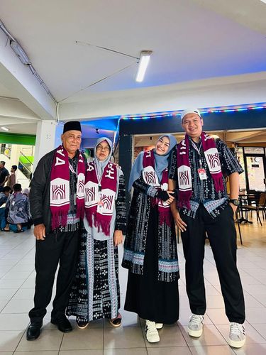 Foto Yuliani sedang bersama suami dan mertuanya. Mereka kini sedang menjalani ibadah umrah bersama.