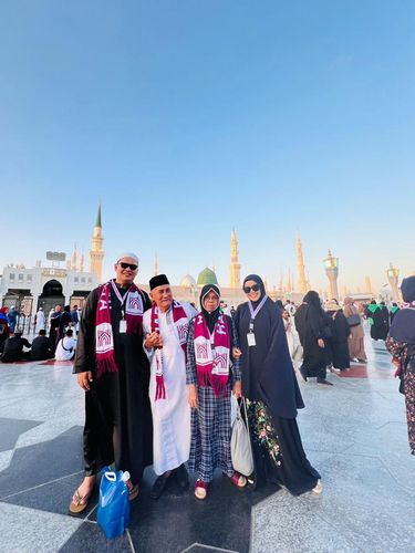 Foto Yuliani sedang bersama suami dan mertuanya. Mereka kini sedang menjalani ibadah umrah bersama.