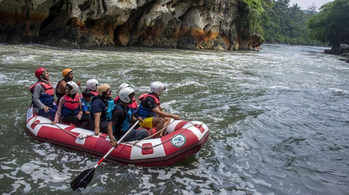 Geliat Wisata Sanghyang Kenit di Bandung Barat Wisatawan menaiki perahu karet di aliran sungai Citarum di kawasan Geo Wisata Sanghyang Kenit, Kampung Cisameng, Rajamandala Kulon, Kabupaten Bandung Barat, Jawa Barat, Minggu (6/10/2024). Geo Wisata Sanghyang Kenit yang termasuk bagian dari aliran Sungai Citarum purba tersebut menjadi salah satu destinasi favorit wisata di akhir pekan dengan menawarkan panorama gua karst, sungai serta bebatuan purba. ANTARA FOTO/Abdan Syakura/NA/Spt.