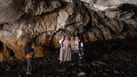 Geo wisata ini menawarkan panorama gua karst, sungai serta bebatuan purba.  