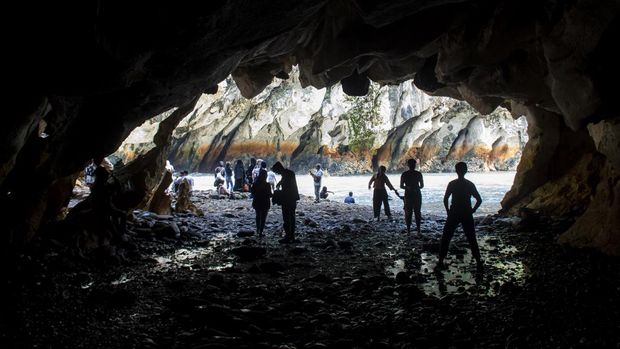 Geliat Wisata Sanghyang Kenit di Bandung Barat Wisatawan menaiki perahu karet di aliran sungai Citarum di kawasan Geo Wisata Sanghyang Kenit, Kampung Cisameng, Rajamandala Kulon, Kabupaten Bandung Barat, Jawa Barat, Minggu (6/10/2024). Geo Wisata Sanghyang Kenit yang termasuk bagian dari aliran Sungai Citarum purba tersebut menjadi salah satu destinasi favorit wisata di akhir pekan dengan menawarkan panorama gua karst, sungai serta bebatuan purba. ANTARA FOTO/Abdan Syakura/NA/Spt.