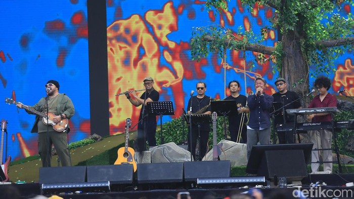 Group Band Indie Sore bersama Pusakata tampil dalam Synchronize Fest di JIEXPO Kemayoran, Jakarta, Minggu  (6/10/2024).