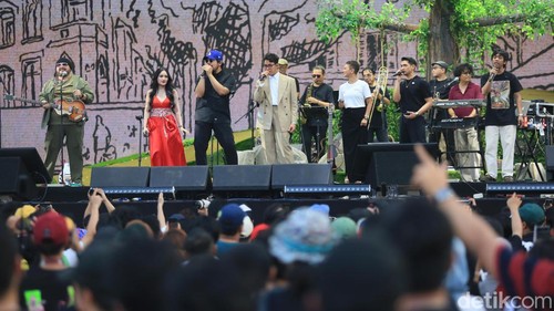 Group Band Indie Sore bersama Pusakata tampil dalam Synchronize Fest di JIEXPO Kemayoran, Jakarta, Minggu  (6/10/2024).