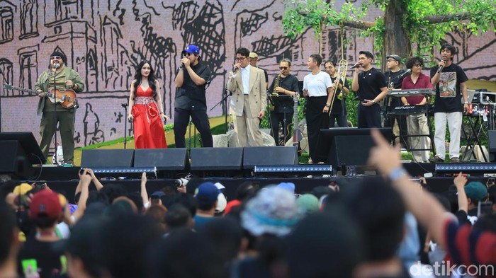 Group Band Indie Sore bersama Pusakata tampil dalam Synchronize Fest di JIEXPO Kemayoran, Jakarta, Minggu  (6/10/2024).