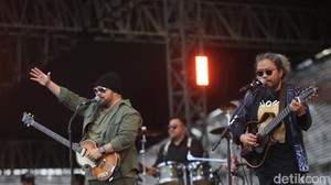 Seusai kepergian mendiang Ade Paloh, Sore Ze Band manggung lagi lewat Synchronize Fest 2024.
