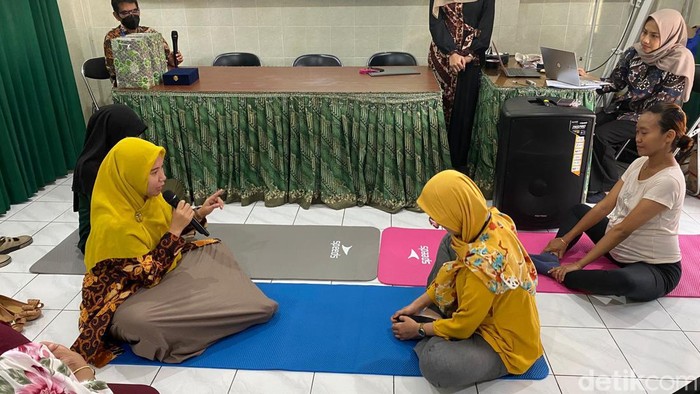 Ibu hamil melakukan senam kegel di Puskesmas Pucang Surabaya.