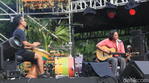 Musisi Jason Ranti  saat tampil bersama ketiga anaknya dalam Synchronize Fest di JIEXPO Kemayoran, Jakarta, Minggu  (6/10/2024).