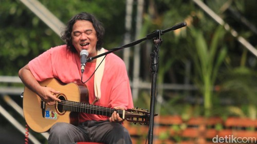 Musisi Jason Ranti  saat tampil bersama ketiga anaknya dalam Synchronize Fest di JIEXPO Kemayoran, Jakarta, Minggu  (6/10/2024).