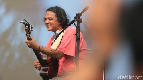 Musisi Jason Ranti  saat tampil bersama ketiga anaknya dalam Synchronize Fest di JIEXPO Kemayoran, Jakarta, Minggu  (6/10/2024).