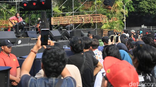 Musisi Jason Ranti  saat tampil bersama ketiga anaknya dalam Synchronize Fest di JIEXPO Kemayoran, Jakarta, Minggu  (6/10/2024).