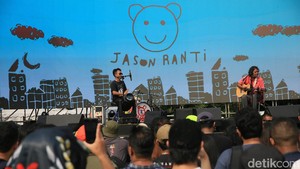 Musisi Jason Ranti tampil bersama ketiga anaknya dalam Synchronize Fest di JIEXPO Kemayoran, Jakarta, Minggu (6/10/2024).