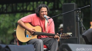 Tahun 2024, Synchronize Fest menjadi lebih spesial karena kehadiran Jason Ranti yang membawa sentuhan musik folk, blues, dan rock ke panggung yang biasanya didominasi oleh pop dan hip-hop.