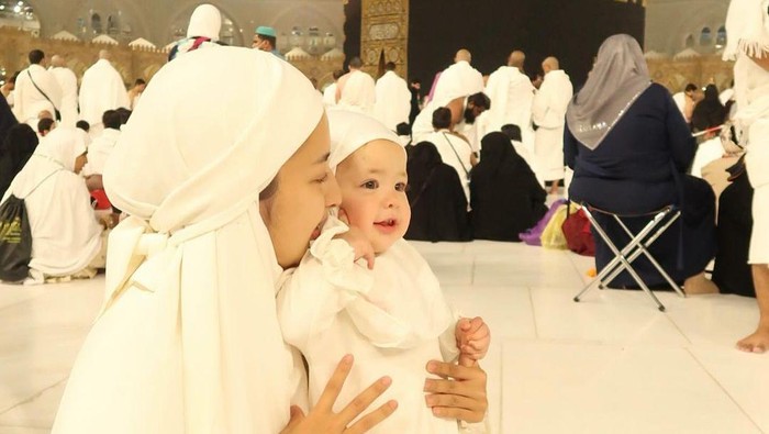Jennifer Coppen dan Kamari saat umrah.