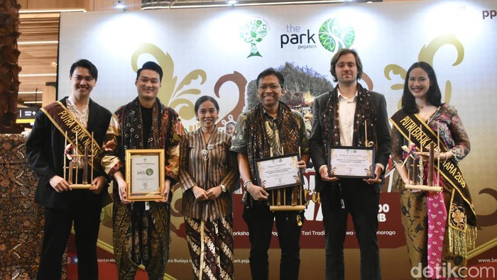 Duta Besar Rusia Nikita Shilikov hadir di acara Pesona Eksotik Jawa. Ia mendukung pelestarian batik sebagai warisan dunia UNESCO.