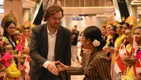 Acara yang diadakan untuk memperingati Hari Batik Nasional ini menjadi ajang penting untuk memperkenalkan budaya Indonesia, termasuk batik, kepada para tamu asing.  