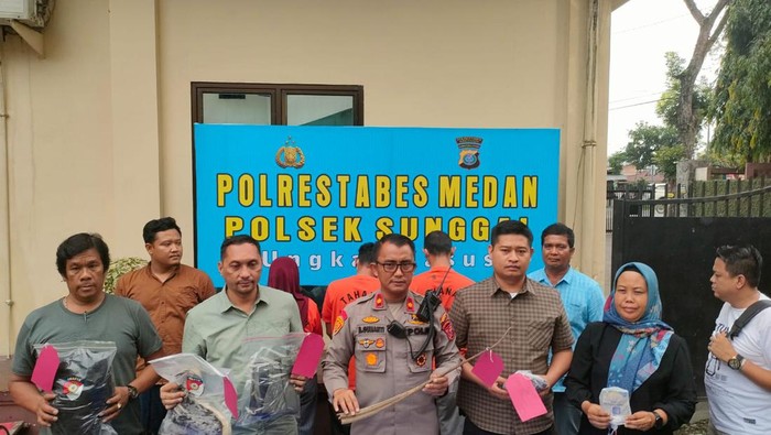 Kapolsek Sunggal Kompol Bambang saat merilis kasus pembunuhan jukir.