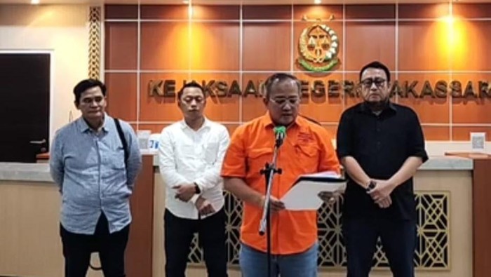 Aspidsus Kejati Papua Barat, Abun Hasbullah Syambas saat jumpa pers di Kejari Makassar, Sulawesi Selatan (Sulsel).
