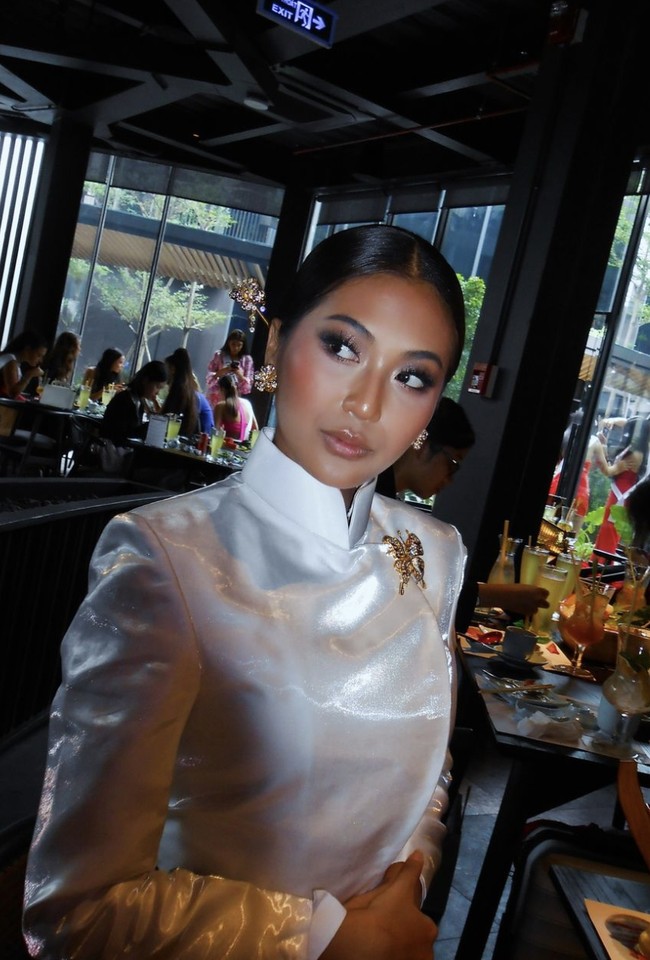 Ia berhasil menyisihkan 57 kontestan lainnya, termasuk Miss Cosmo Thailand Mook Karnruethai Tassabut, yang menjadi runner-up. Kemenangan ini menjadikan Tata sebagai juara dari Miss Cosmo International yang pertama. (Foto: Instagram/@tatajuliastrid)