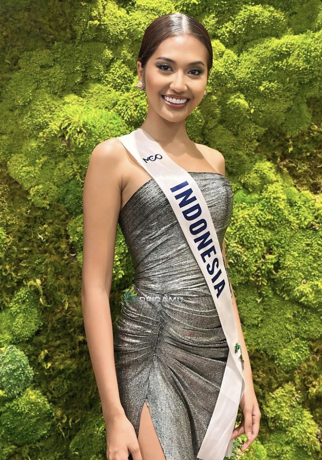 Wanita asal Bali ini memang sudah menjadi salah satu kontestan yang diunggulkan untuk menjadi pemenang. Bukan hanya karena kecantikannya, tapi juga kepribadian santun, ramah, serta kecerdasannya. Mahasiswi Institut Desain dan Bisnis Bali ini meraih mahkota kemenangan, yang disebut The Impactful Crown, setelah melakukan debat bersama Miss Cosmo Thailand di Babak 2 Besar. Foto: Instagram/@tatajuliastrid