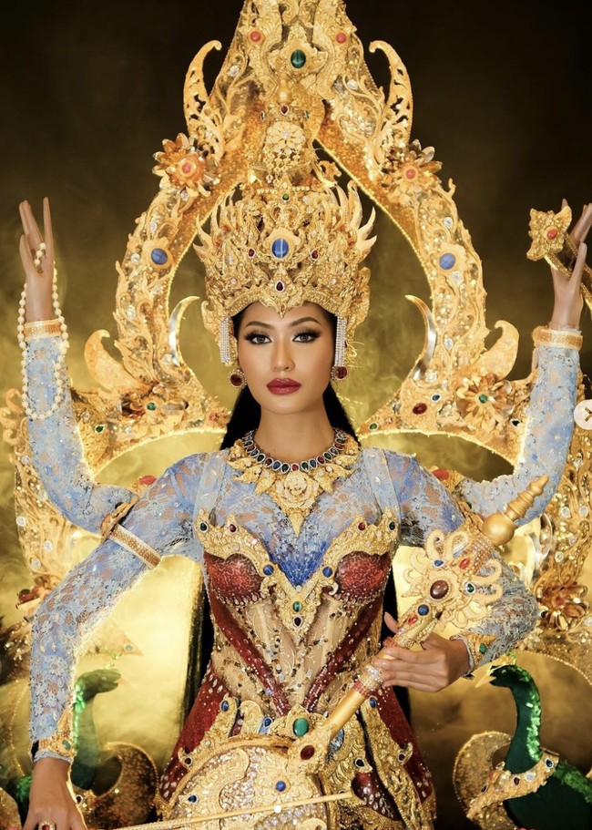 Di kontesi ini, Tata juga memukau dengan kostum nasional yang bertajuk 𝗧𝗵𝗲 𝗘𝗻𝗱𝗹𝗲𝘀𝘀 𝗦𝘁𝗿𝗲𝗮𝗺 𝗼𝗳 𝗦𝗮𝗿𝗮𝘀𝘄𝗮𝘁𝗶 𝗚𝗼𝗱𝗱𝗲𝘀𝘀. “Terinspirasi oleh sosok Dewi Saraswati sebagai “Jhana Pravaha,” diibaratkan seperti sungai yang mengalir lembut namun tak berujung, membawa kebijaksanaan dari generasi ke generasi, melampaui ruang dan waktu. Ini merupakan perwujudan aliran pengetahuan yang abadi dan tak terputus,” tulisnya di Instagram.  Foto: Instagram/@tatajuliastrid