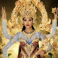 Di kontesi ini, Tata juga memukau dengan kostum nasional yang bertajuk 𝗧𝗵𝗲 𝗘𝗻𝗱𝗹𝗲𝘀𝘀 𝗦𝘁𝗿𝗲𝗮𝗺 𝗼𝗳 𝗦𝗮𝗿𝗮𝘀𝘄𝗮𝘁𝗶 𝗚𝗼𝗱𝗱𝗲𝘀𝘀. “Terinspirasi oleh sosok Dewi Saraswati sebagai “Jhana Pravaha,” diibaratkan seperti sungai yang mengalir lembut namun tak berujung, membawa kebijaksanaan dari generasi ke generasi, melampaui ruang dan waktu. Ini merupakan perwujudan aliran pengetahuan yang abadi dan tak terputus,” tulisnya di Instagram.  Foto: Instagram/@tatajuliastrid