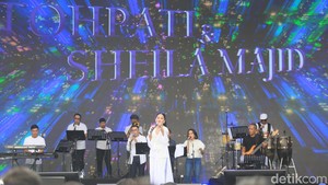 Penyanyi Malaysia Sheila Majid bersama musisi Tohpati tampil dalam Synchronize Fest di JIEXPO Kemayoran, Jakarta, Minggu (6/10/2024).